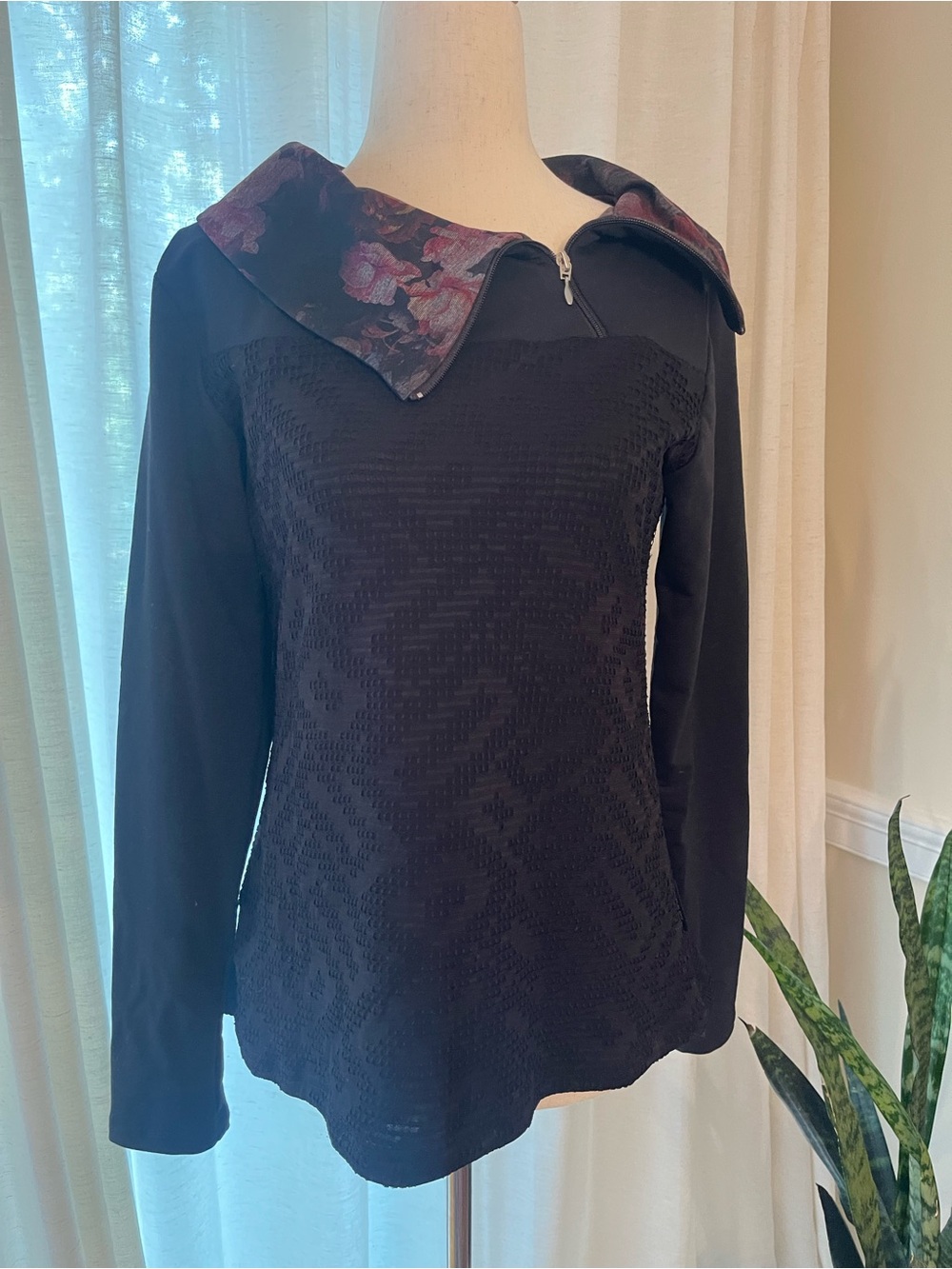Avant Gard French Canadian Floral and Textured, Long-Sleeve Women's Top- M